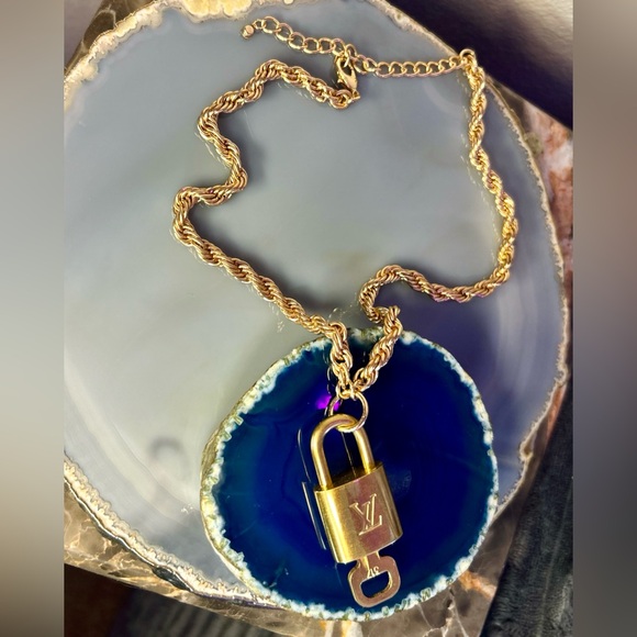 Louis Vuitton lock necklace - Picture 11 of 12